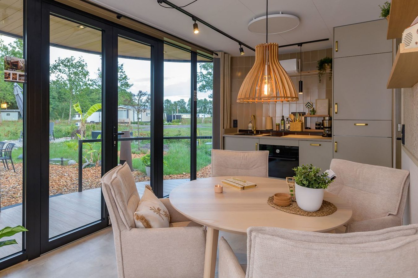 lots of leisure gastenverblijf of tuinkntoor